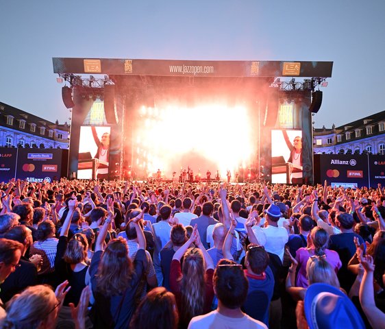 Menschenmenge vor der Bühne bei einem Konzert der jazzopen Stuttgart