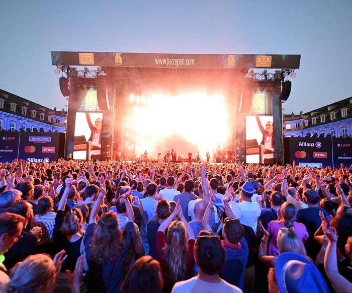 Menschenmenge vor der Bühne bei einem Konzert der jazzopen Stuttgart