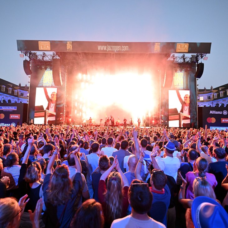 Menschenmenge vor der Bühne bei einem Konzert der jazzopen Stuttgart