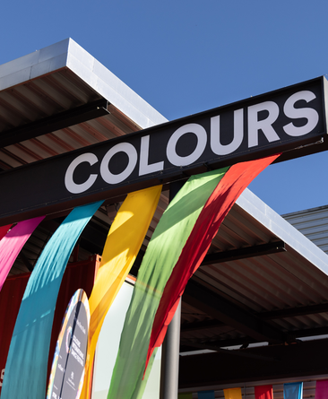 Der Eingangsbereich des Theaterhauses während COLOURS ist festlich im COLOURS-Look geschmückt.