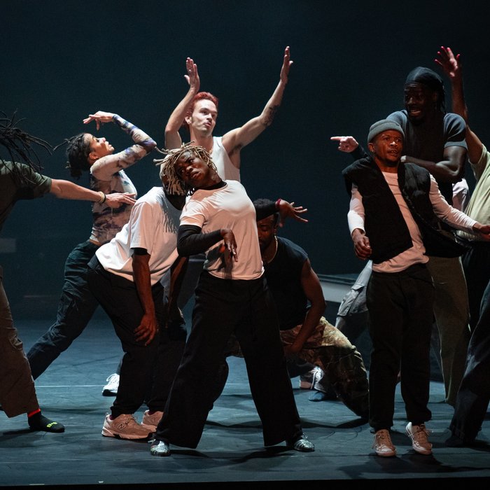 Eine Tanzkompanie vom COLOURS Festival auf der Bühne