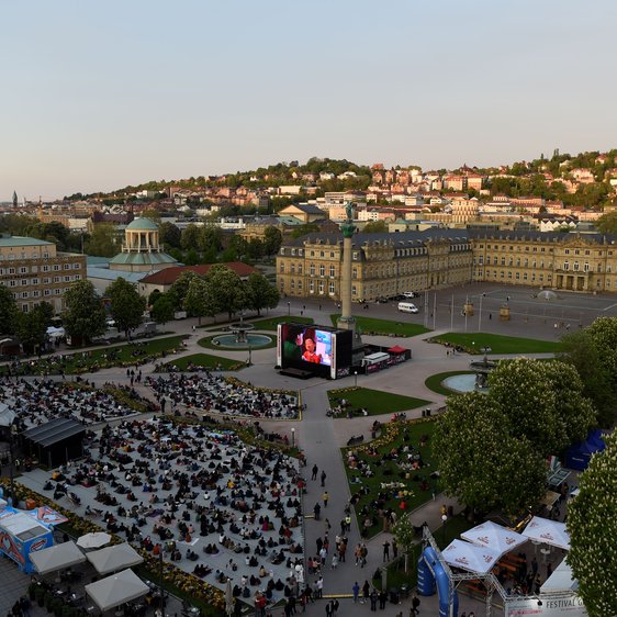Der Schlossplatz in Stuttgart mit Leinwand und Publikum während des Internationalen Trickfilmfestivals