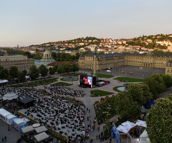 Der Schlossplatz in Stuttgart mit Leinwand und Publikum während des Internationalen Trickfilmfestivals