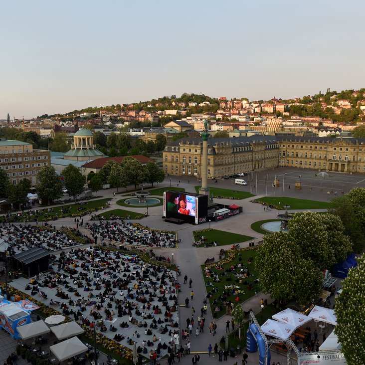 Der Schlossplatz in Stuttgart mit Leinwand und Publikum während des Internationalen Trickfilmfestivals