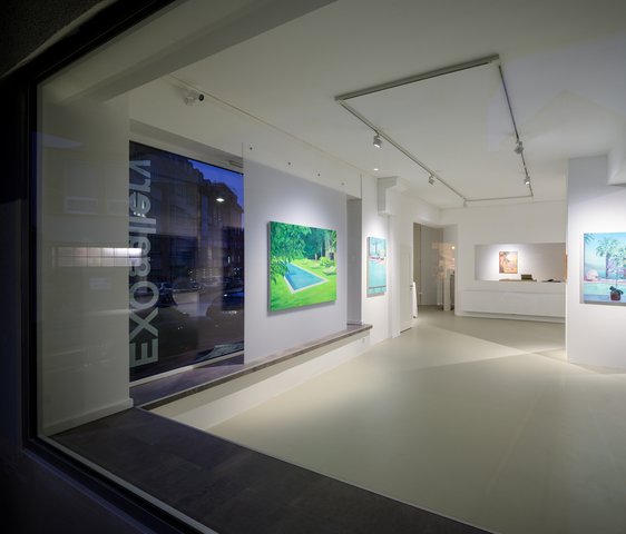 Blick durch's Schaufenster nach innen in die EXOgallery in Stuttgart