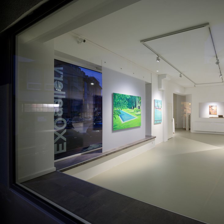 Blick durch's Schaufenster nach innen in die EXOgallery in Stuttgart