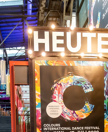 Die "Heute"-Wand im Theaterhaus Foyer während des Festivals
