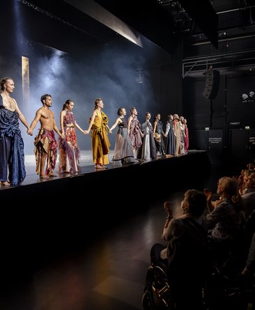 Links im Bild: Auf der Bühne verbeugt sich die die Emanuel Gat Dance Company
Rechts im Bild: Applaudierendes Publikum.