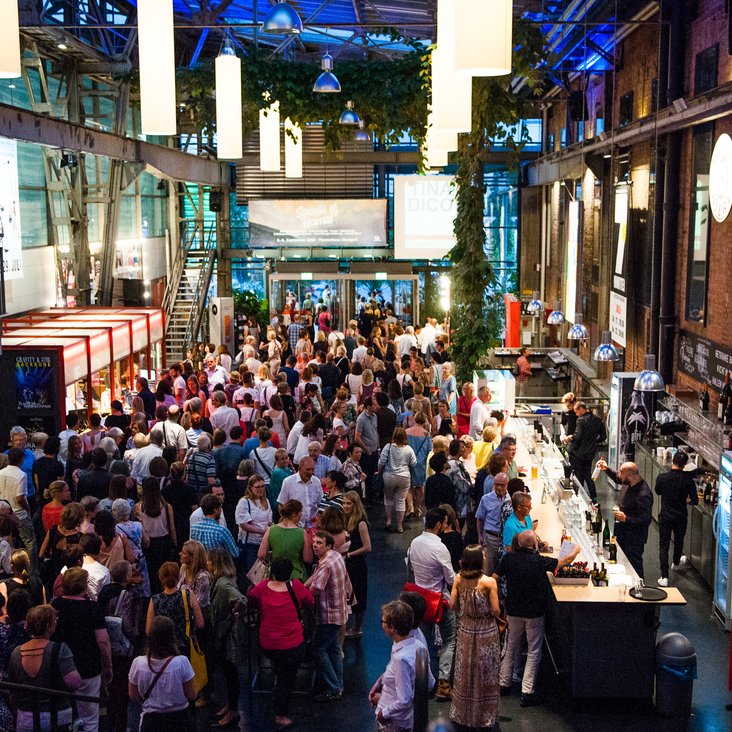 Das volle Theaterhaus-Foyer am Veranstaltungsabend